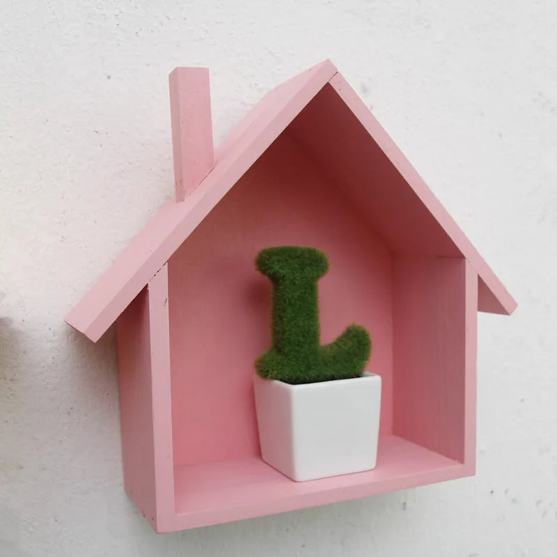 Kleurrijke wanddecoratie en creatieve opbergrek