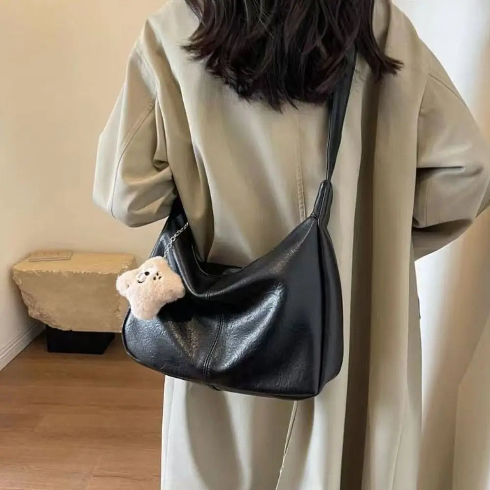 Slouchy schoudertas met hanger - afbeelding 7