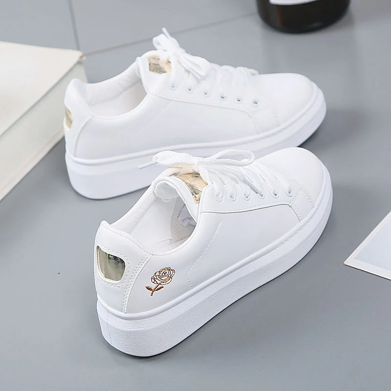 Witte plateausneakers met roosje
