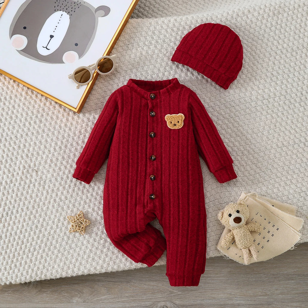 Rode herfst- en winteronesie met bijpassend mutsje