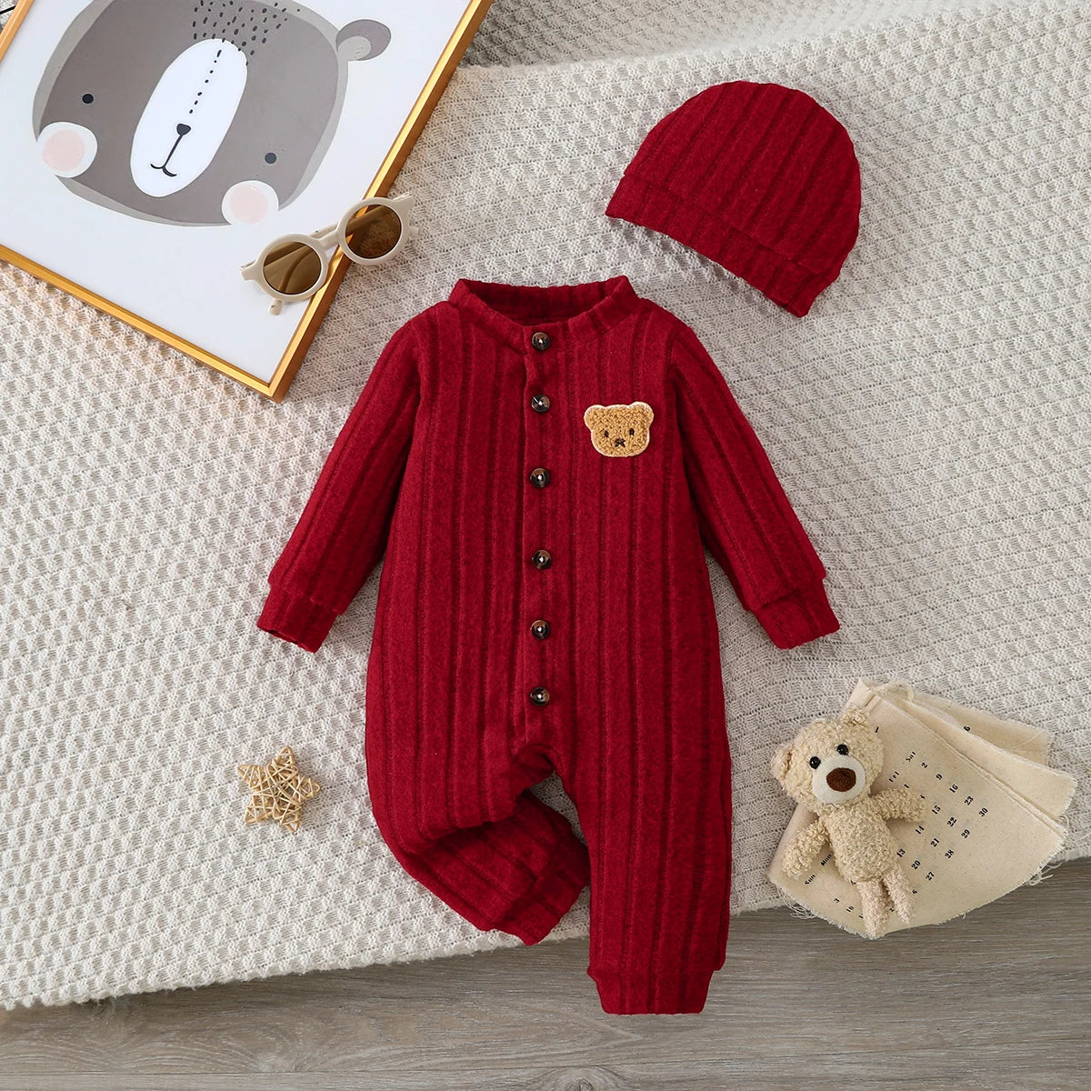 Rode herfst- en winteronesie met bijpassend mutsje