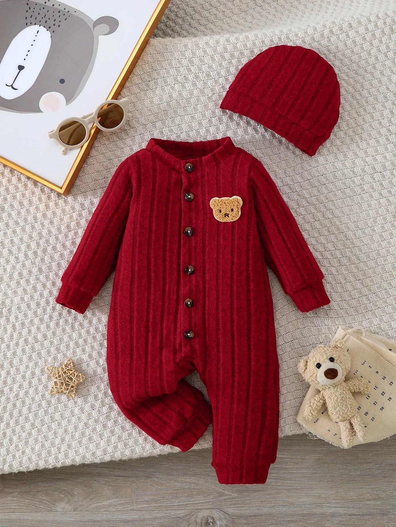 Rode herfst- en winteronesie met bijpassend mutsje