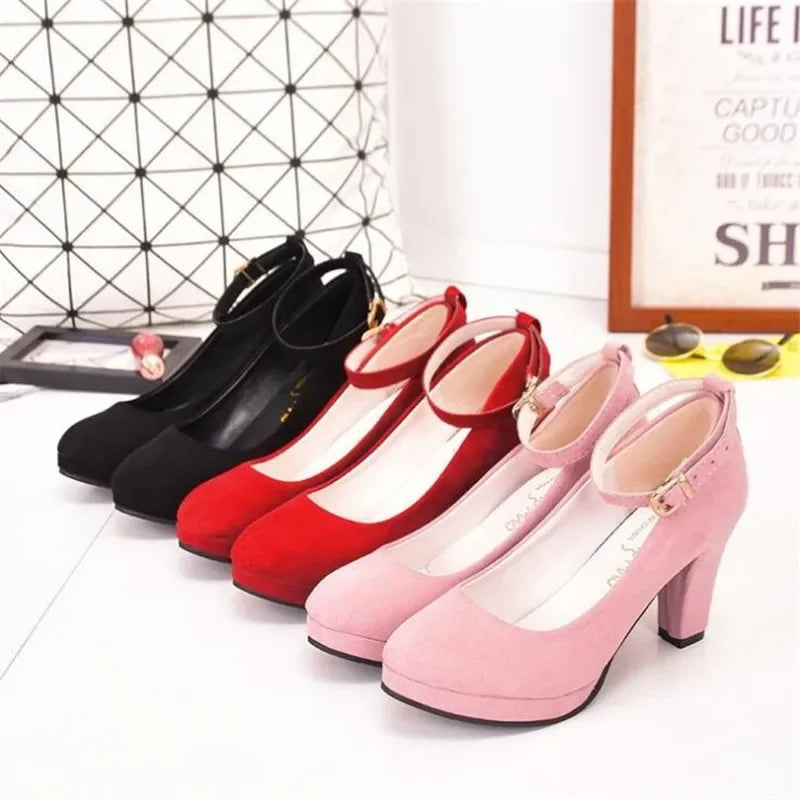 Suède pumps met enkelbandje - afbeelding 4