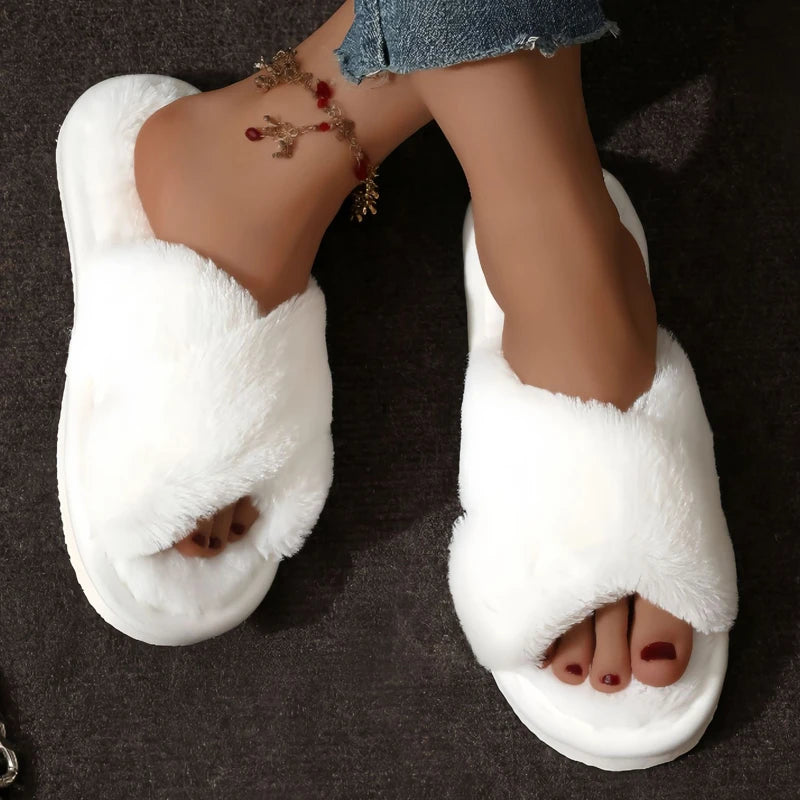 Pluizige slippers met kruisband