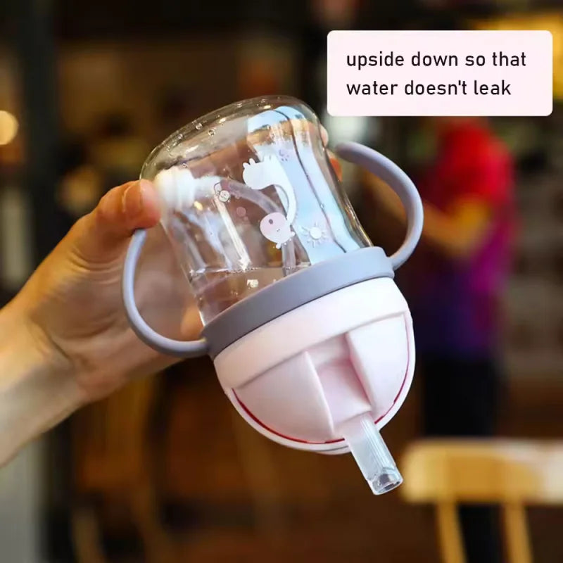Drinkbeker met handgrepen en rietje