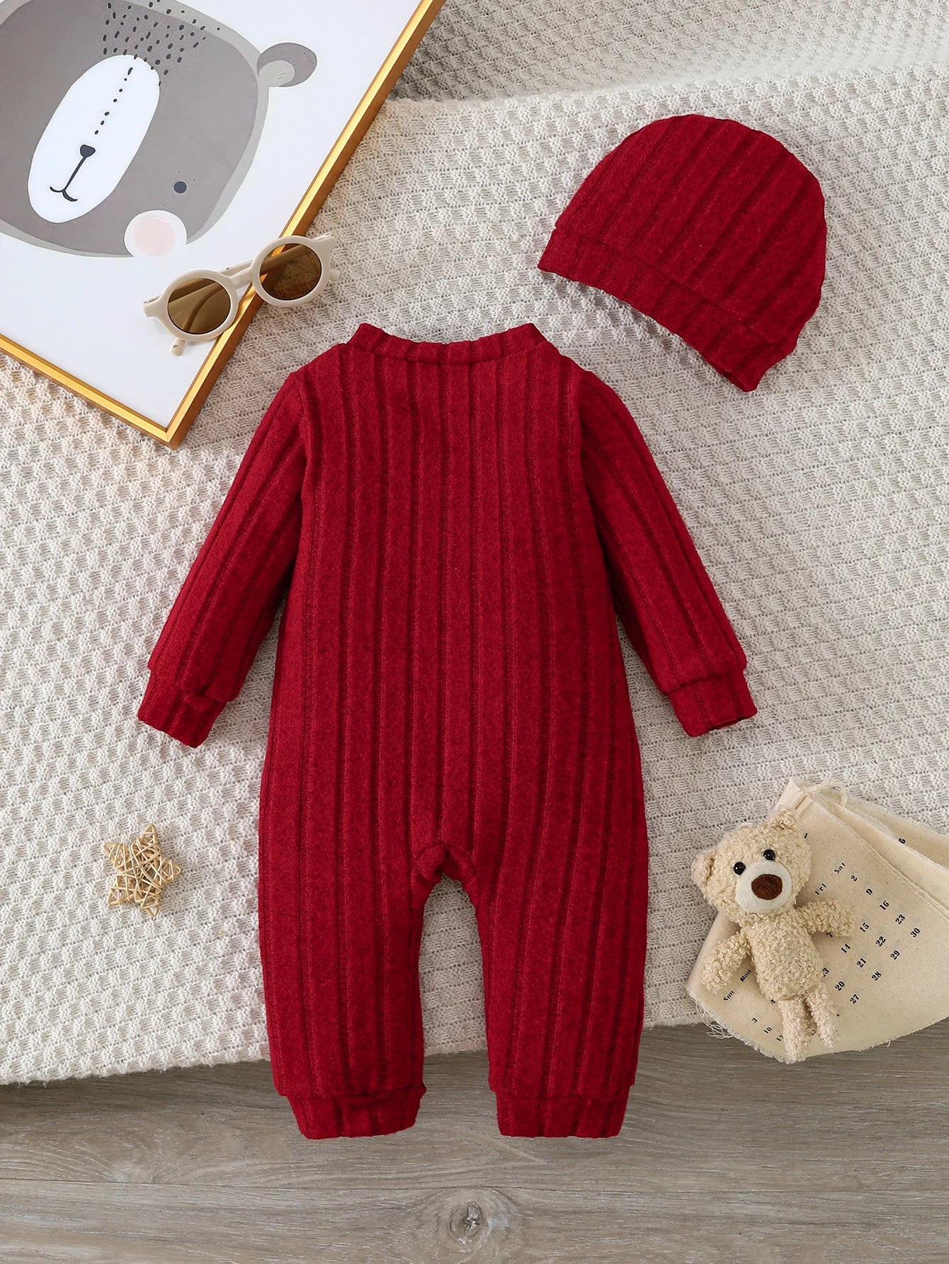 Rode herfst- en winteronesie met bijpassend mutsje