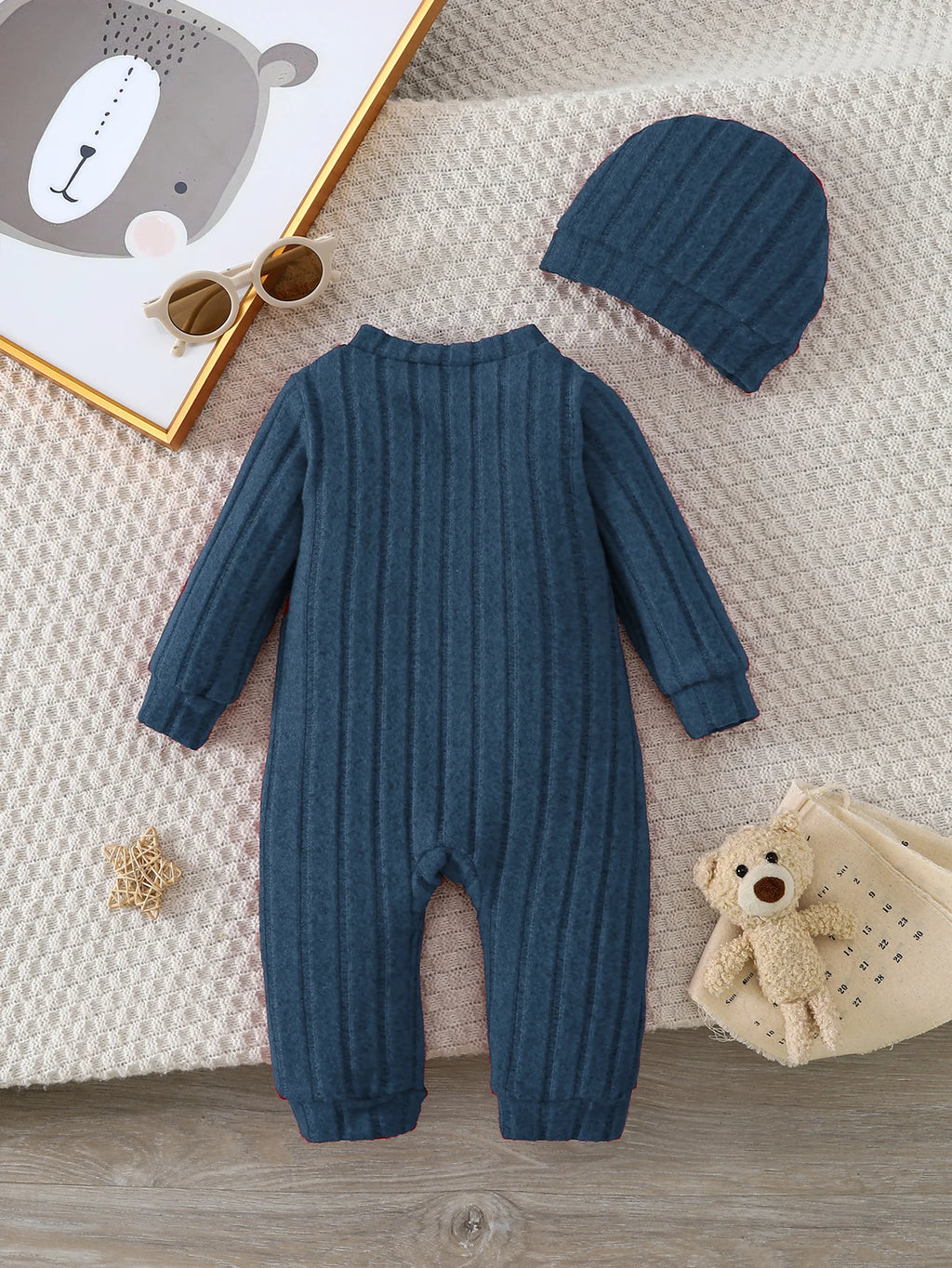 Rode herfst- en winteronesie met bijpassend mutsje