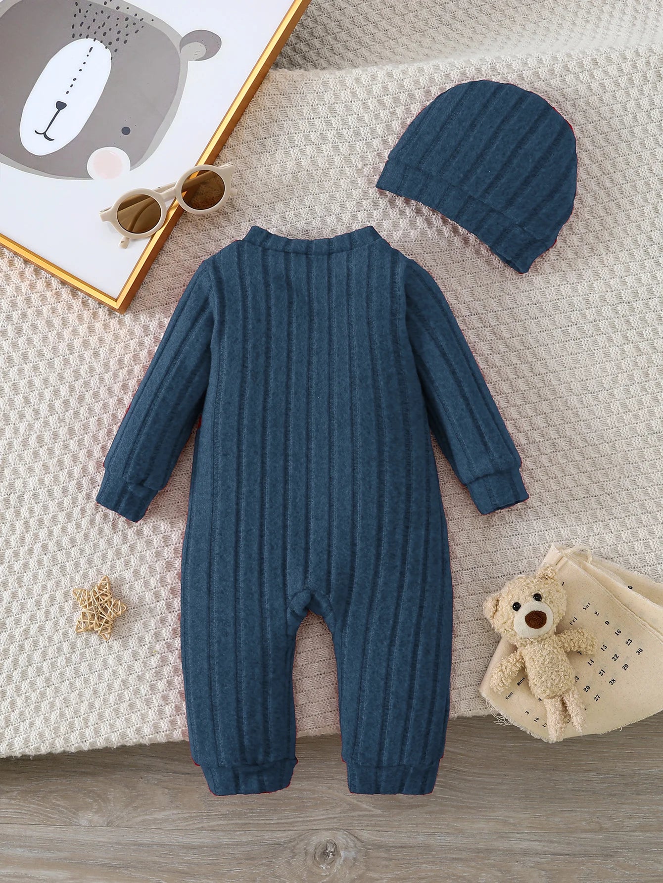 Rode herfst- en winteronesie met bijpassend mutsje