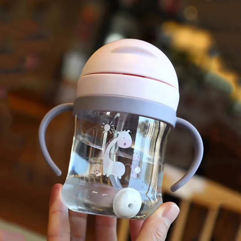 Drinkbeker met handgrepen en rietje