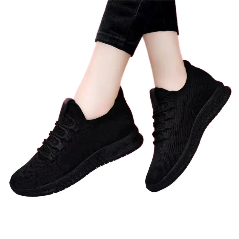 Ademende zwarte damessneakers
