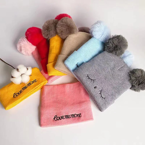 Babymuts en sjaal met pompons - afbeelding 2