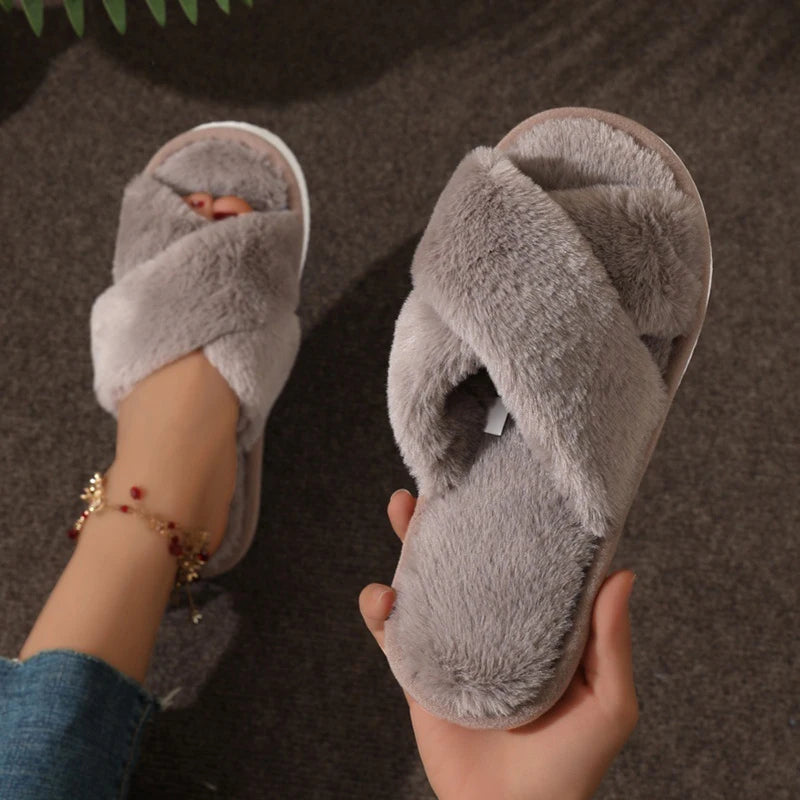 Pluizige slippers met kruisband - afbeelding 21