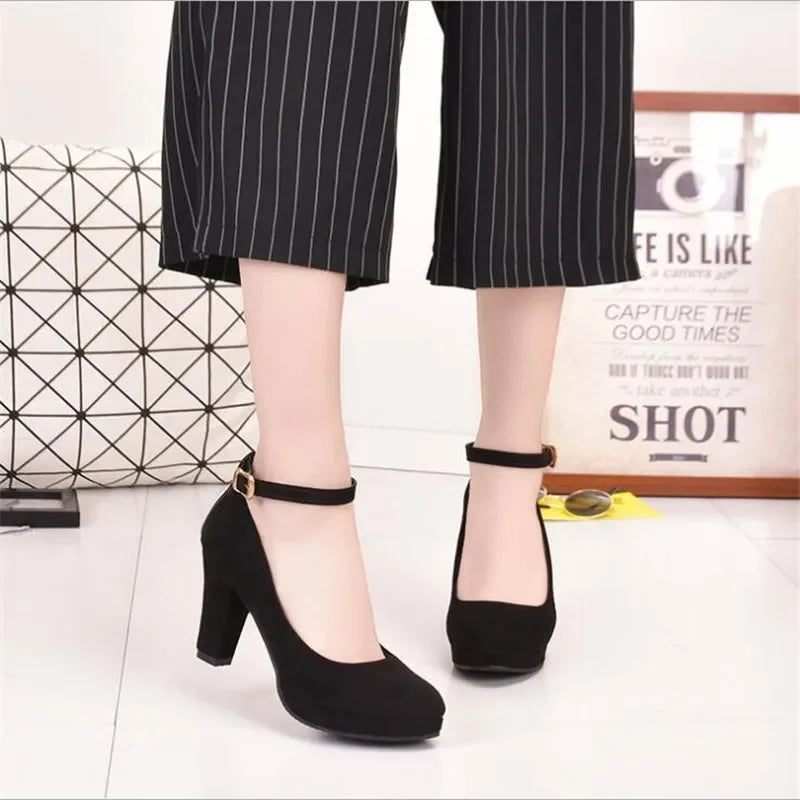 Suède pumps met enkelbandje - afbeelding 2
