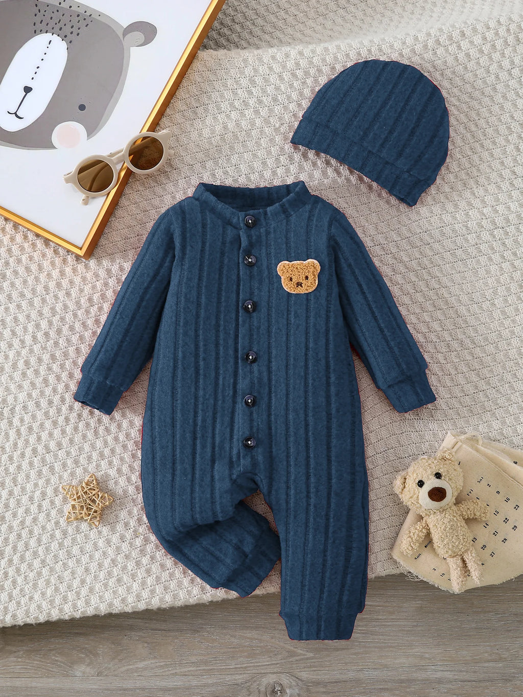 Rode herfst- en winteronesie met bijpassend mutsje