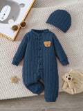 Rode herfst- en winteronesie met bijpassend mutsje