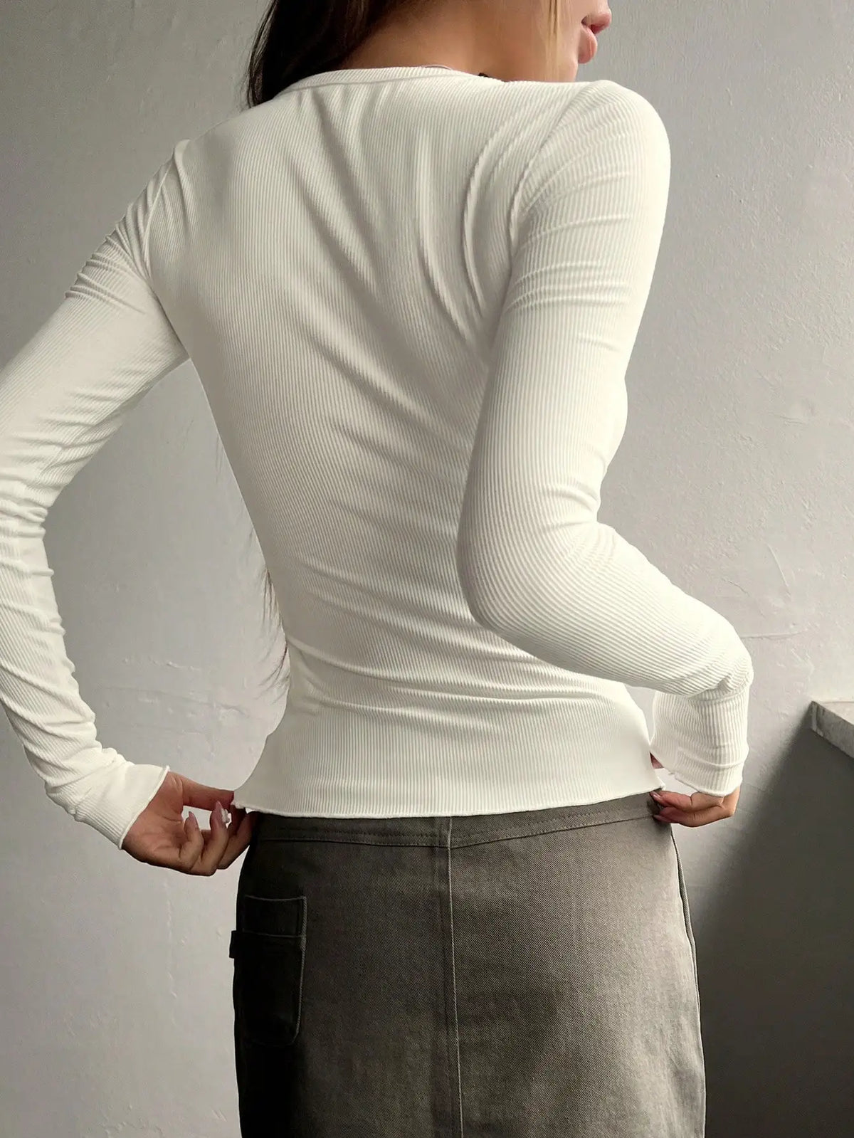 Geribde longsleeve met knoopjes - afbeelding 2